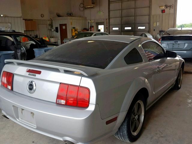 1ZVFT82H755222884 - 2005 FORD MUSTANG GT SILVER photo 4