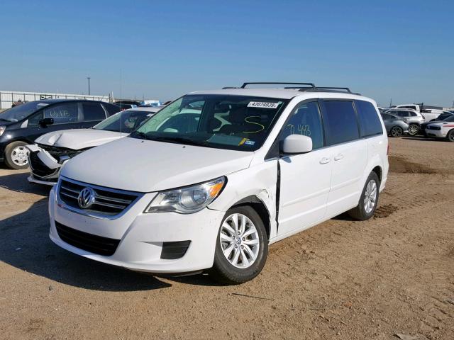 2C4RVABG0ER134349 - 2014 VOLKSWAGEN ROUTAN SE WHITE photo 2