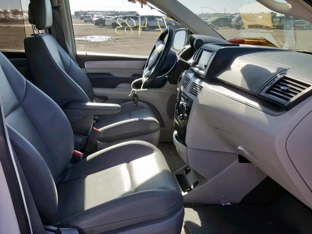 2C4RVABG0ER134349 - 2014 VOLKSWAGEN ROUTAN SE WHITE photo 5