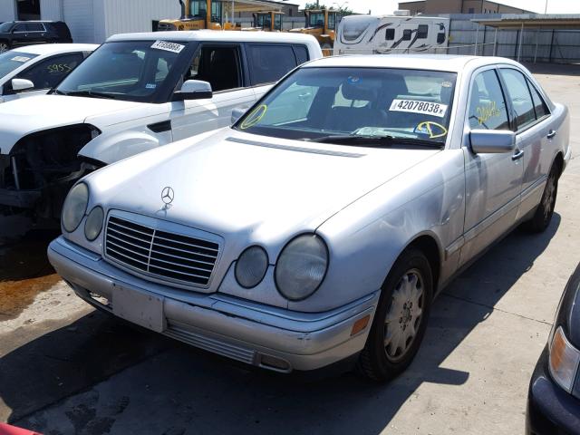 WDBJF55F7VA398899 - 1997 MERCEDES-BENZ E 320 SILVER photo 2