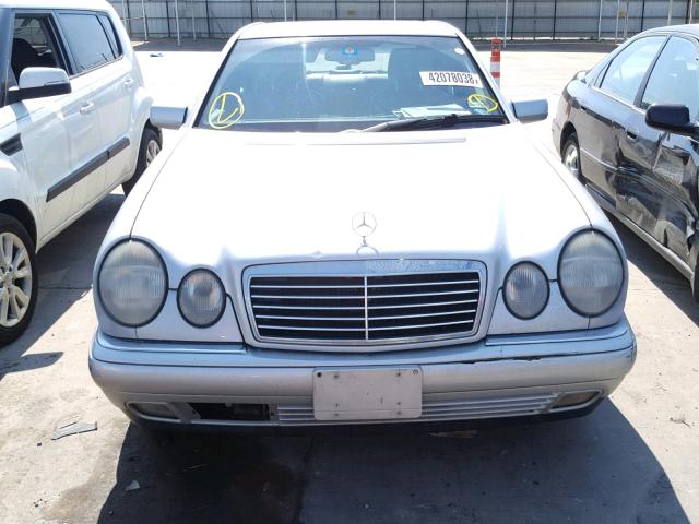 WDBJF55F7VA398899 - 1997 MERCEDES-BENZ E 320 SILVER photo 9