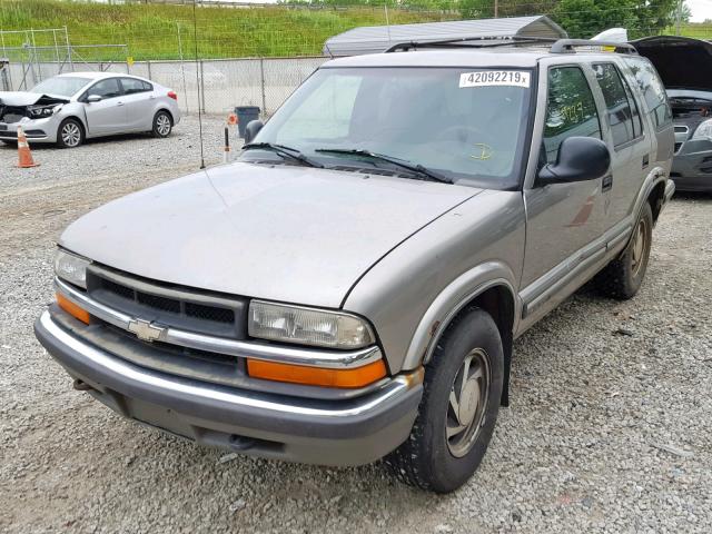 1GNDT13W7W2225597 - 1998 CHEVROLET BLAZER TAN photo 2