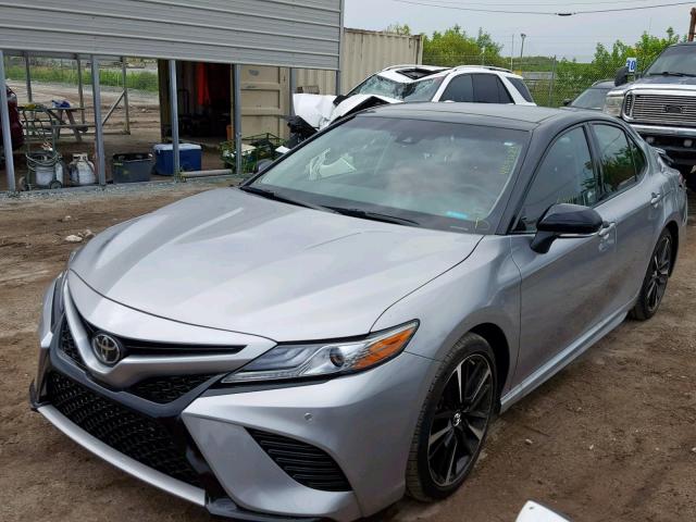 4T1B61HK6JU155645 - 2018 TOYOTA CAMRY XSE GRAY photo 2