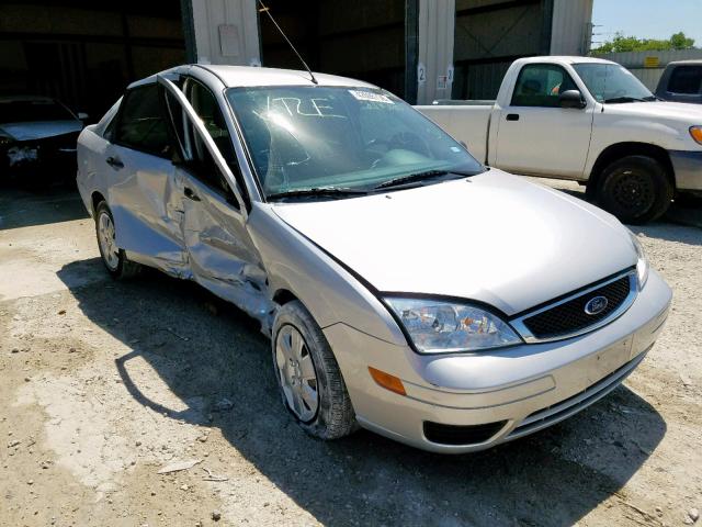 1FAHP34N47W217540 - 2007 FORD FOCUS ZX4 SILVER photo 1