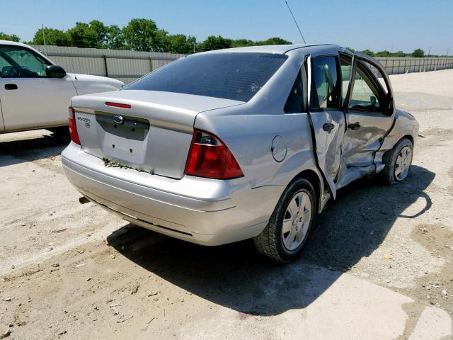 1FAHP34N47W217540 - 2007 FORD FOCUS ZX4 SILVER photo 4