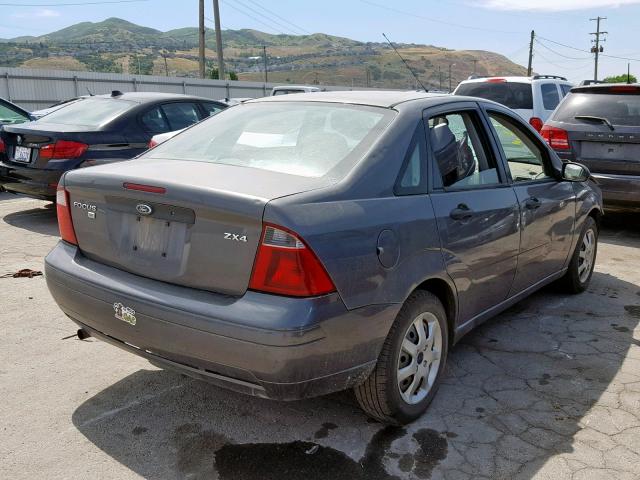 1FAFP34NX5W158501 - 2005 FORD FOCUS ZX4 GRAY photo 4