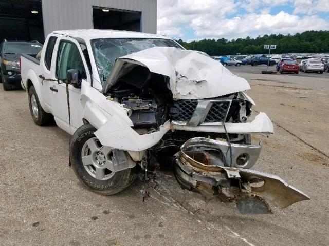 1N6AD07U56C454055 - 2006 NISSAN FRONTIER C WHITE photo 1