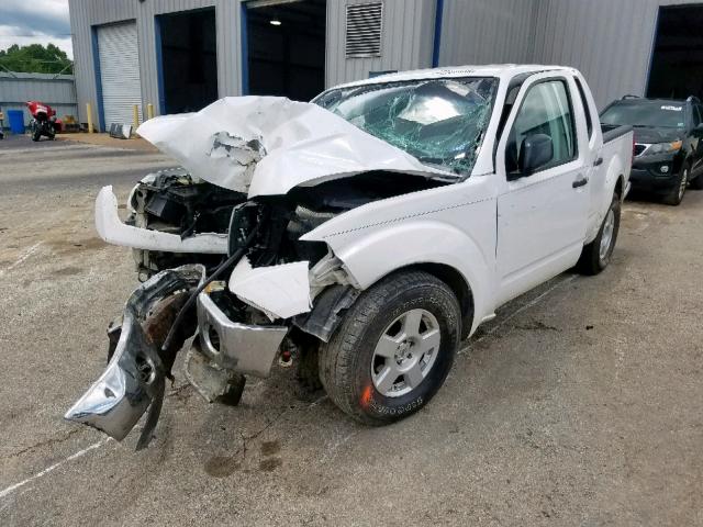 1N6AD07U56C454055 - 2006 NISSAN FRONTIER C WHITE photo 2