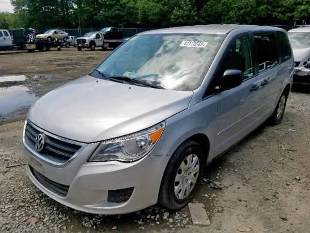 2V4RW4DG6BR789645 - 2011 VOLKSWAGEN ROUTAN S SILVER photo 2