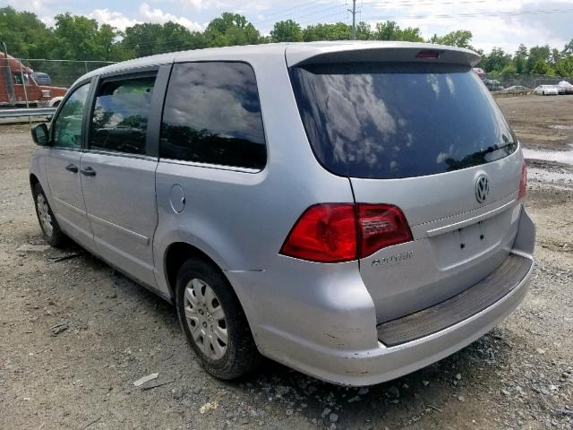 2V4RW4DG6BR789645 - 2011 VOLKSWAGEN ROUTAN S SILVER photo 3