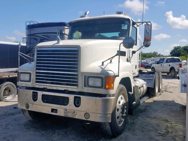 1M1AN07Y7FM018921 - 2015 MACK 600 CHU600 WHITE photo 2