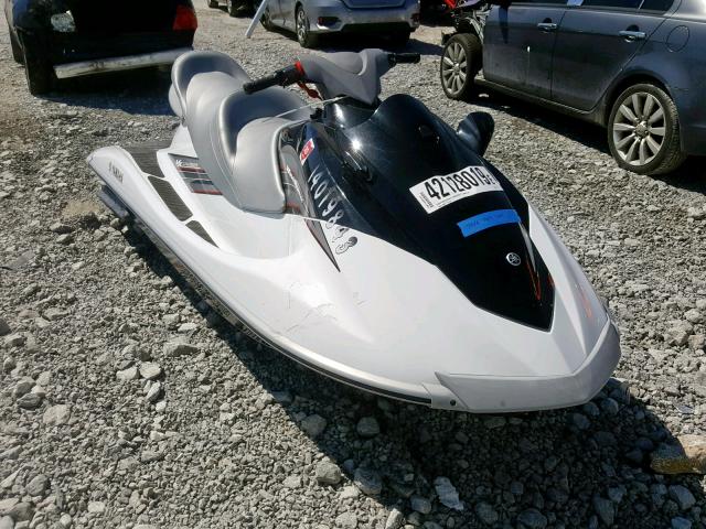 YAMA3201E010 - 2010 YAMAHA VX CRUISER WHITE photo 1