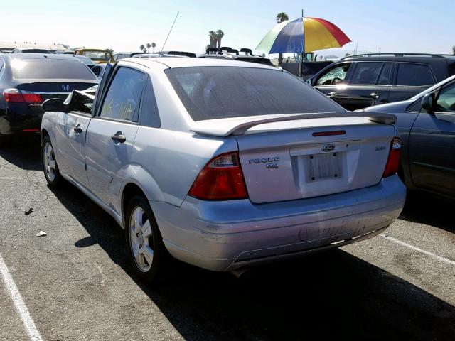 1FAHP34N75W203676 - 2005 FORD FOCUS ZX4 SILVER photo 3