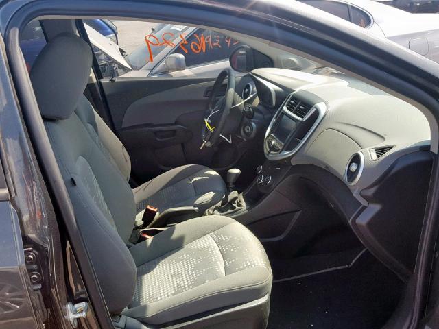 1G1JA5SH8H4163929 - 2017 CHEVROLET SONIC LS GRAY photo 5