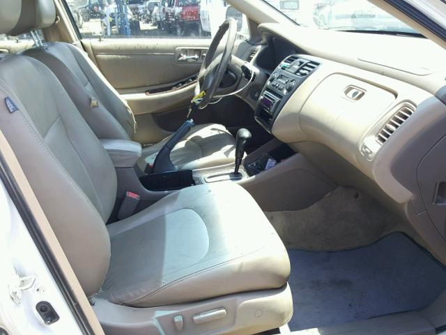 1HGCG16541A052780 - 2001 HONDA ACCORD EX WHITE photo 5