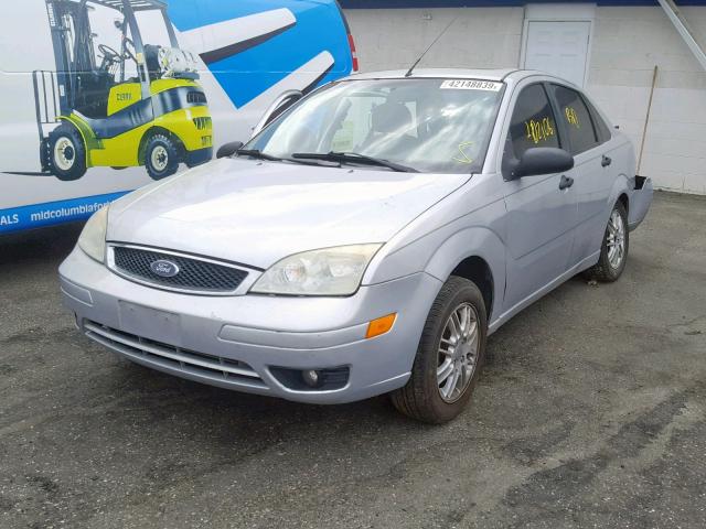 1FAHP34N67W227812 - 2007 FORD FOCUS ZX4 SILVER photo 2