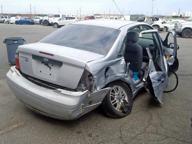 1FAHP34N67W227812 - 2007 FORD FOCUS ZX4 SILVER photo 4