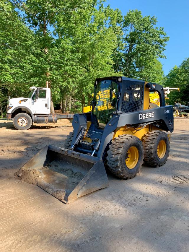 1T0326EKTFJ279095 - 2015 JOHN DEERE 326E SKID YELLOW photo 1