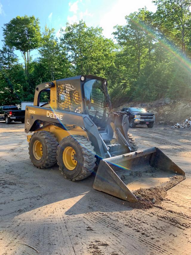 1T0326EKTFJ279095 - 2015 JOHN DEERE 326E SKID YELLOW photo 2