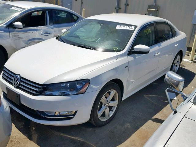 1VWAT7A37FC105488 - 2015 VOLKSWAGEN PASSAT S WHITE photo 2