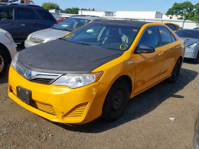 4T1BD1FKXDU088982 - 2013 TOYOTA CAMRY HYBR YELLOW photo 2