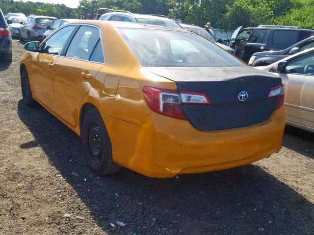 4T1BD1FKXDU088982 - 2013 TOYOTA CAMRY HYBR YELLOW photo 3