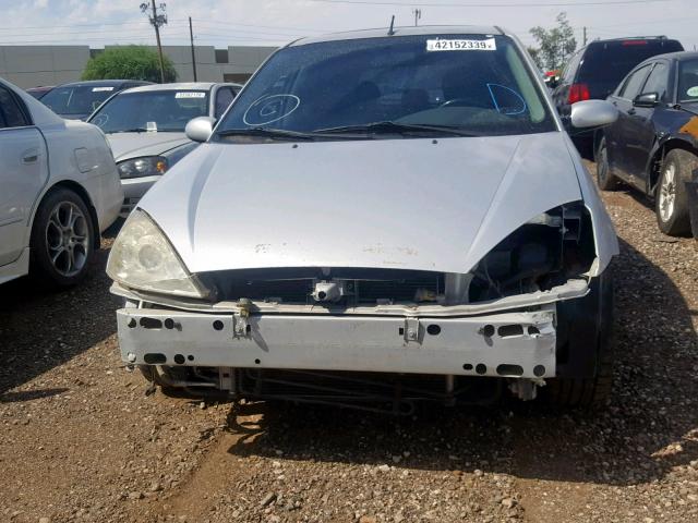 3FAHP30504R106231 - 2004 FORD FOCUS ZX5 SILVER photo 9