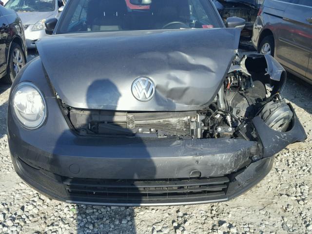 3VW5P7AT8DM809233 - 2013 VOLKSWAGEN BEETLE GRAY photo 7