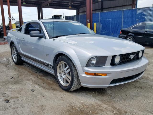 1ZVFT82H865195292 - 2006 FORD MUSTANG GT SILVER photo 1