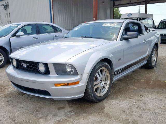 1ZVFT82H865195292 - 2006 FORD MUSTANG GT SILVER photo 2