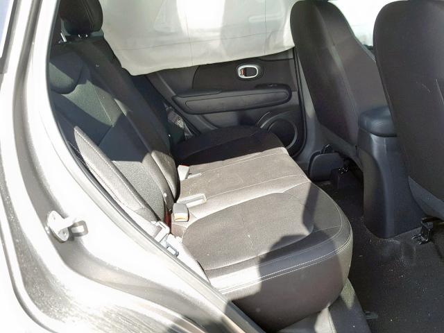 KNDJN2A29H7499854 - 2017 KIA SOUL GRAY photo 6