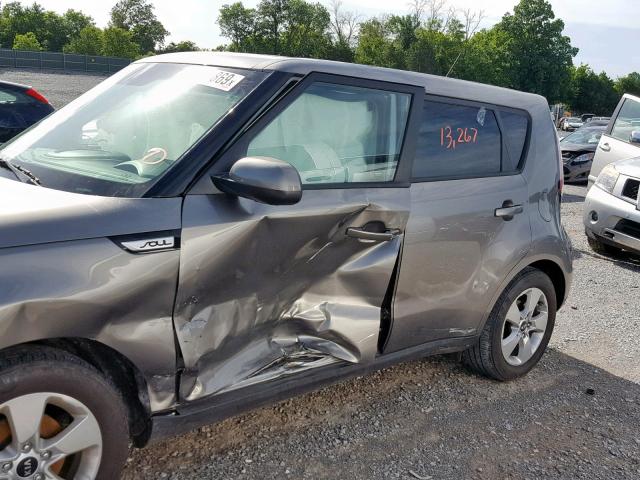 KNDJN2A29H7499854 - 2017 KIA SOUL GRAY photo 9