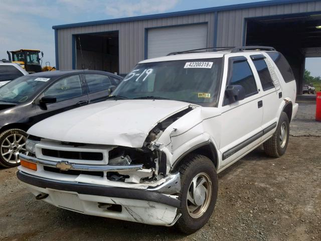 1GNDT13W21K258368 - 2001 CHEVROLET BLAZER WHITE photo 2