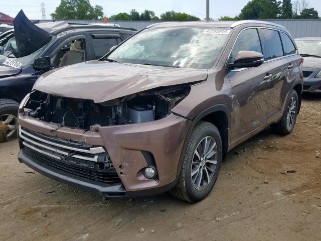 5TDJZRFH4HS391335 - 2017 TOYOTA HIGHLANDER BROWN photo 2