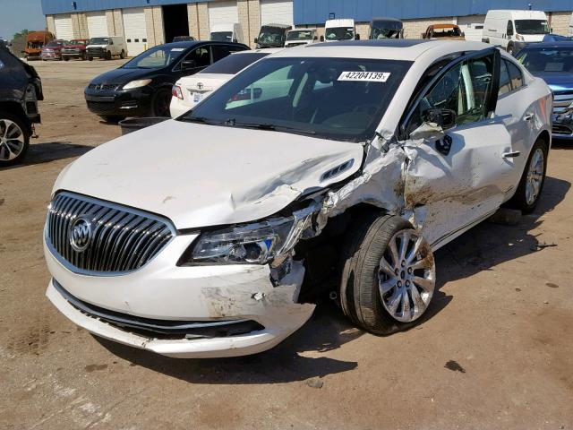 1G4GB5G32GF278679 - 2016 BUICK LACROSSE WHITE photo 2