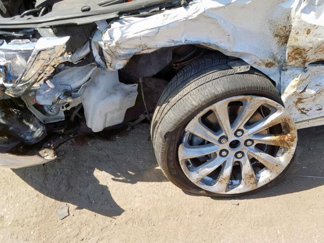 1G4GB5G32GF278679 - 2016 BUICK LACROSSE WHITE photo 9