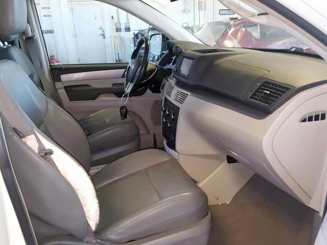 2C4RVABG0CR321233 - 2012 VOLKSWAGEN ROUTAN SE WHITE photo 5