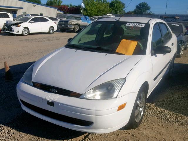 1FAFP33P9YW393561 - 2000 FORD FOCUS LX WHITE photo 2