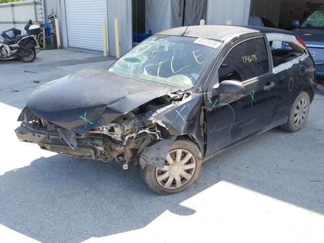 1FAFP31N77W125429 - 2007 FORD FOCUS ZX3 BLACK photo 2