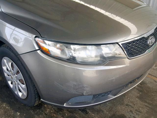 KNAFU4A23B5464862 - 2011 KIA FORTE EX GRAY photo 9