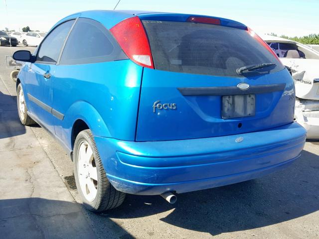 3FAHP31311R216150 - 2001 FORD FOCUS ZX3 BLUE photo 3