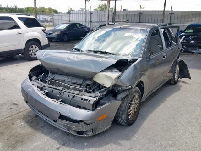 1FAHP34N07W198825 - 2007 FORD FOCUS ZX4 GRAY photo 2