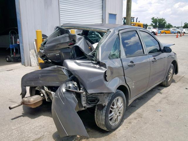 1FAHP34N07W198825 - 2007 FORD FOCUS ZX4 GRAY photo 4