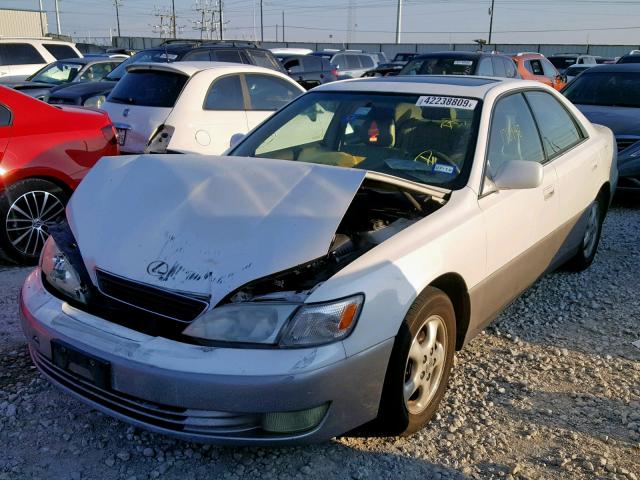 JT8BF28G6W0140131 - 1998 LEXUS ES 300 WHITE photo 2