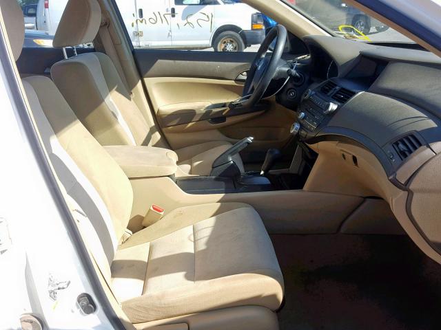 1HGCP26489A041970 - 2009 HONDA ACCORD LXP WHITE photo 5