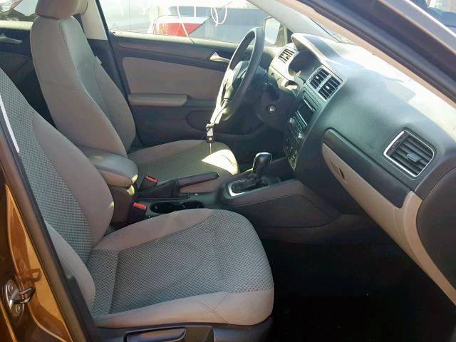 3VW2K7AJ2DM411547 - 2013 VOLKSWAGEN JETTA BASE BROWN photo 5