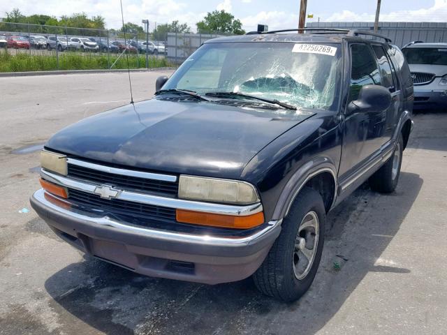 1GNCS13W0W2186981 - 1998 CHEVROLET BLAZER BLACK photo 2