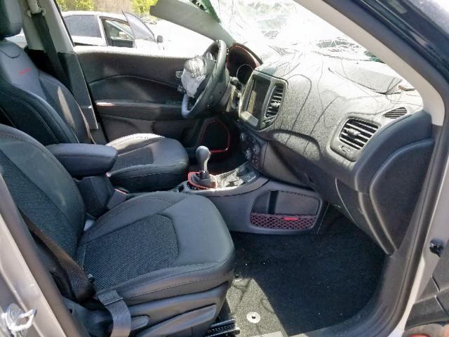 3C4NJDDBXKT739839 - 2019 JEEP COMPASS TR GRAY photo 5