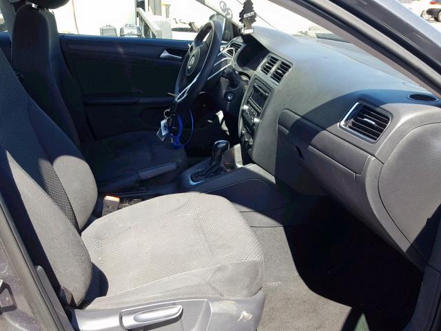 3VW2K7AJ9EM218975 - 2014 VOLKSWAGEN JETTA BASE 灰色 照片 5