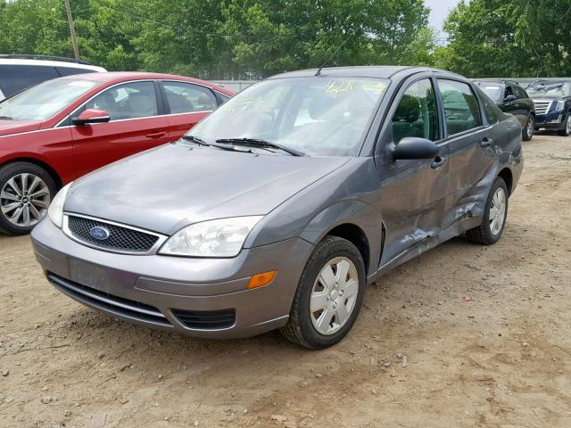 1FAHP34N77W316143 - 2007 FORD FOCUS ZX4 GRAY photo 2